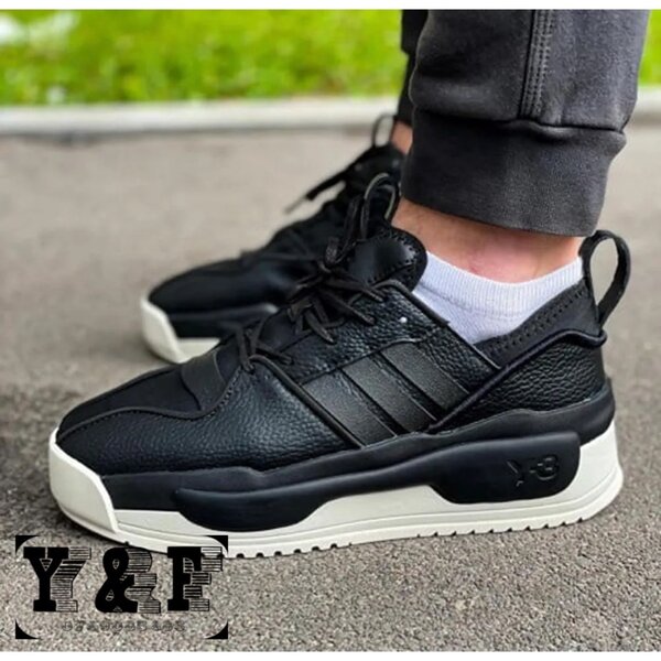 Sneakers modernes en cuir noir