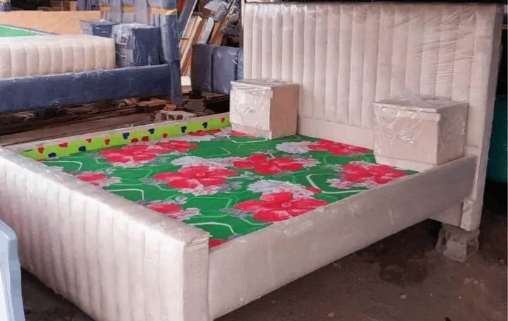 Lit en tissu rembourré