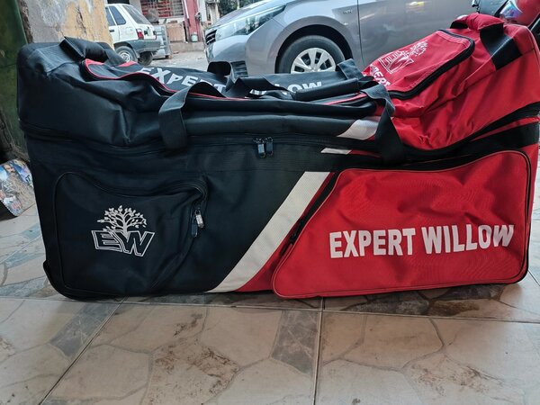 Big bag with 3 wheels for cricket