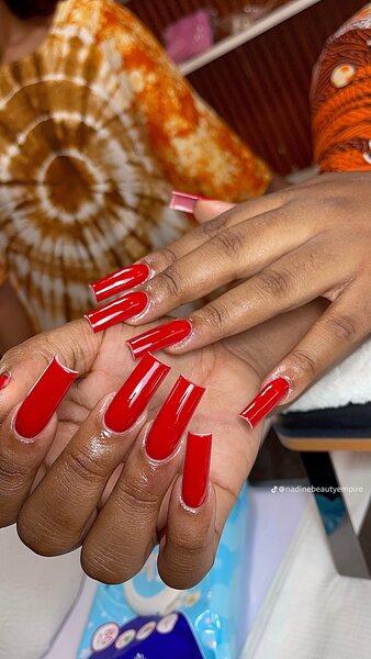 Ongles Coffin Rouge Éclatant