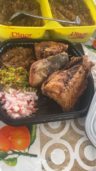 Poisson frit avec condiments