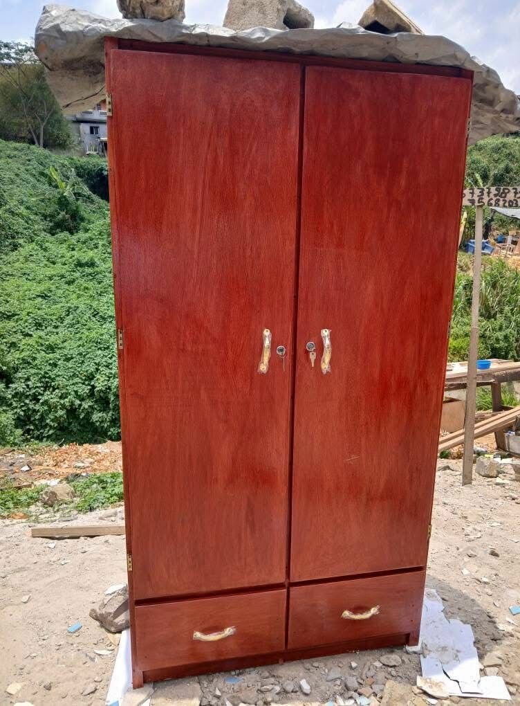 Armoire en bois à deux portes