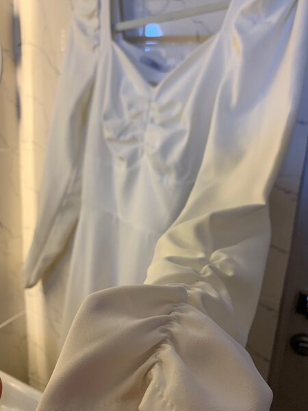 Продаю белое платье надевала  только 2раза состояние хорошая