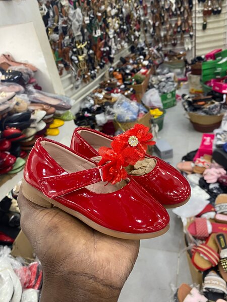 Chaussures bébé rouges fleurs