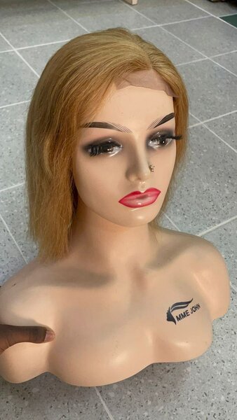 Perruque en dentelle blonde