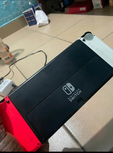 Console Nintendo Switch joy-con rouge et blanc