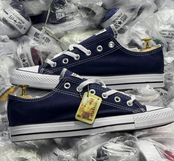 Baskets basses en toile classiques