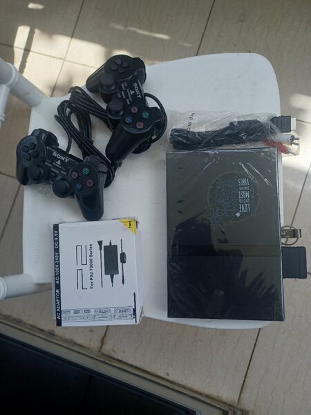 Ps2 slim + 2manettes 27 jeux