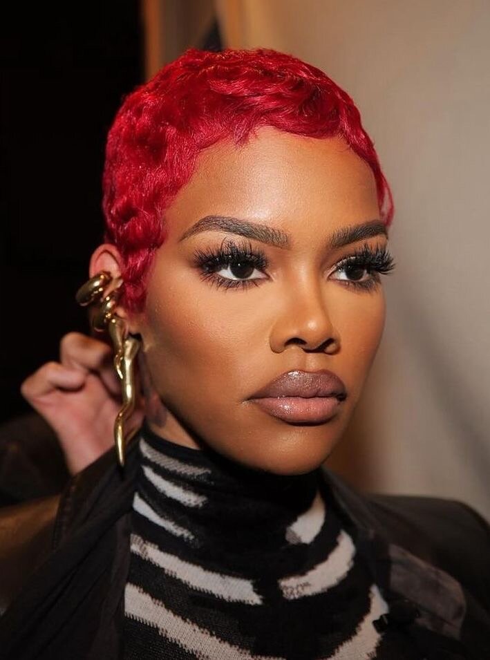 Perruque rouge ondulée