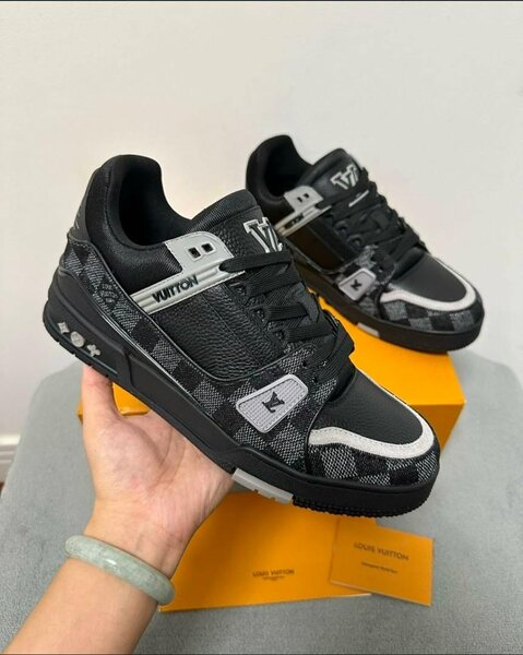 LOUIS VUITTON SNEAKER