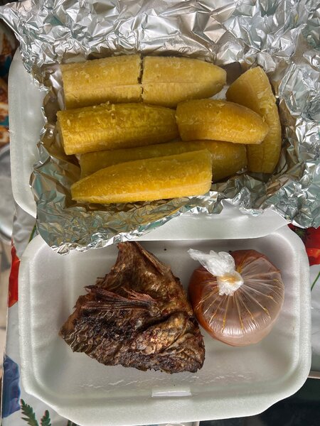 Poisson grillé avec plantains