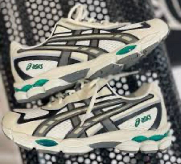 Chaussures de sport Asics blanches