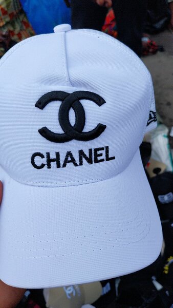 Casquette blanche élégante