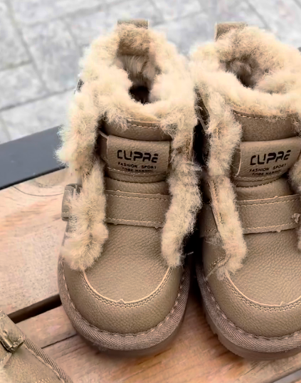 Детские зимние угги — это уютная и тёплая обувь, созданная для максимального комфорта и защиты в холодное время года.