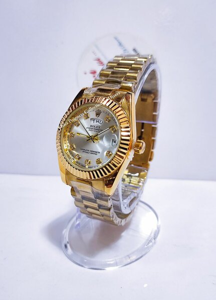 Montre Loupe Dorée Élégante