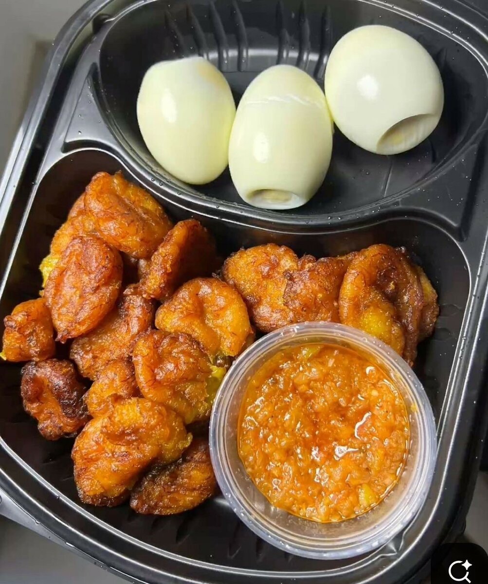 Plat d'Alloko Poulet et Œufs