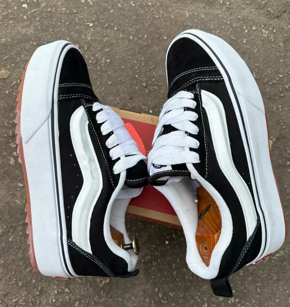 Baskets noires et blanches unisexes