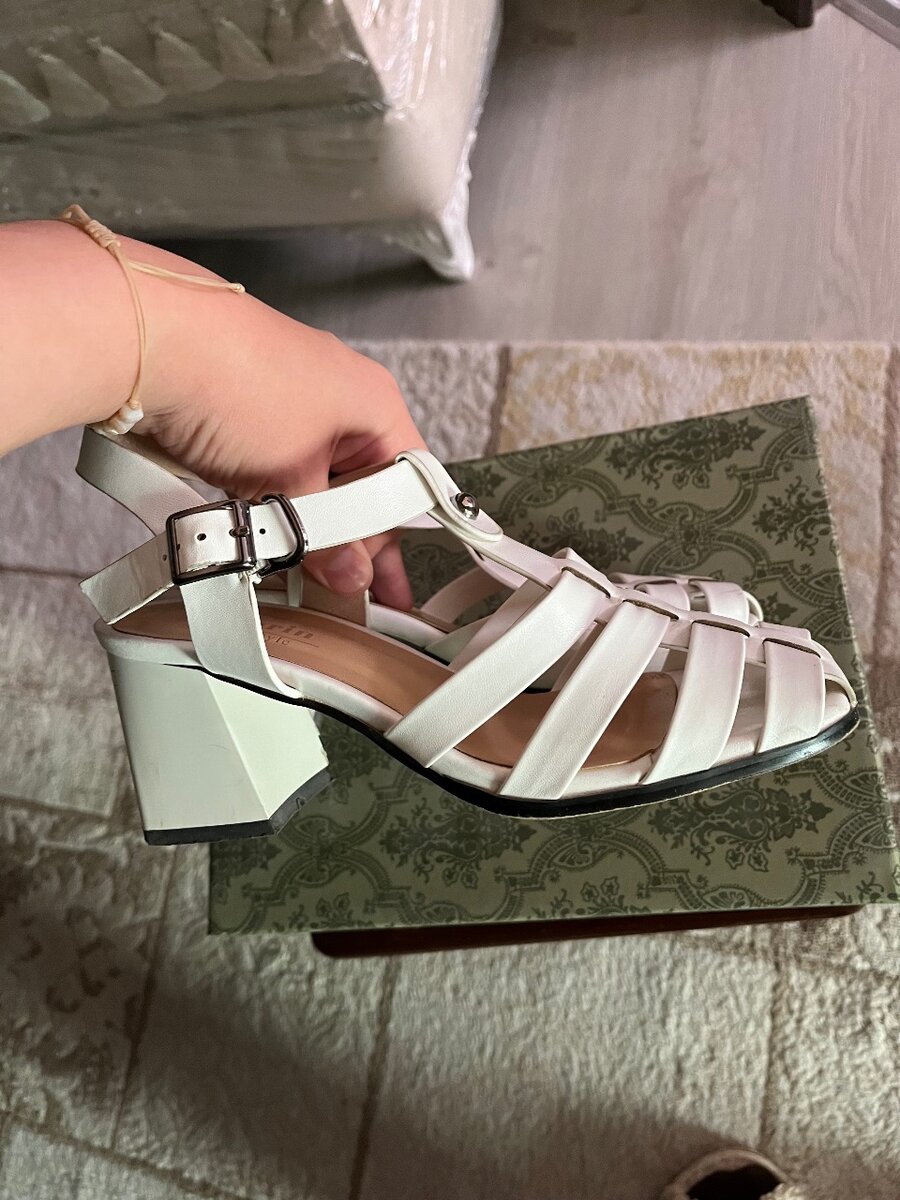 Белые туфли с удобным каблуком