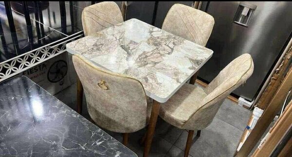 Table marbre et chaises élégantes