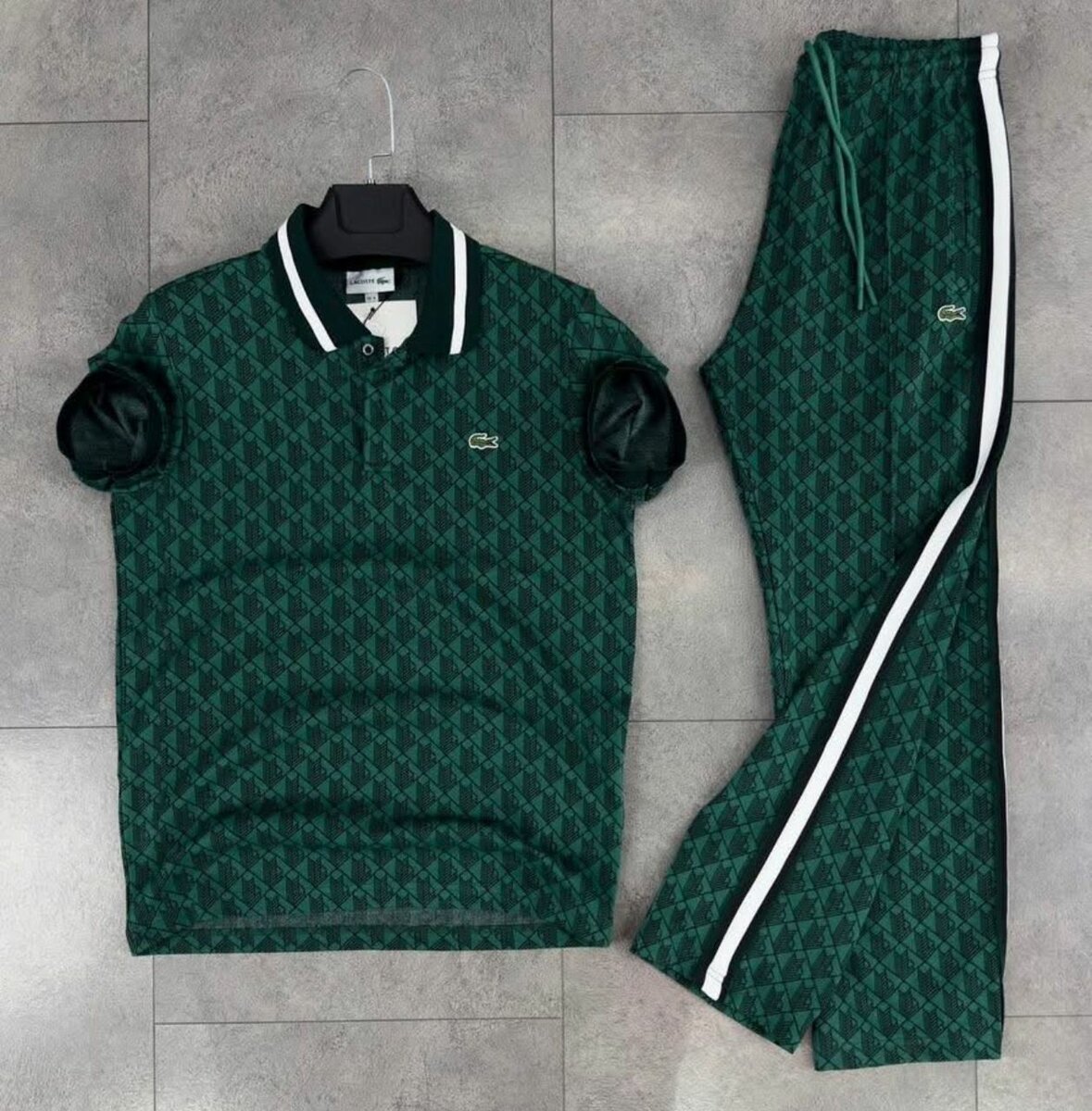 Ensemble polo et pantalon vert