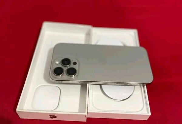 Smartphone moderne argenté