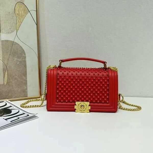 Sac à main clouté élégant