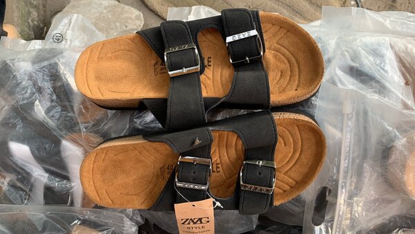 Sandales plates à deux sangles