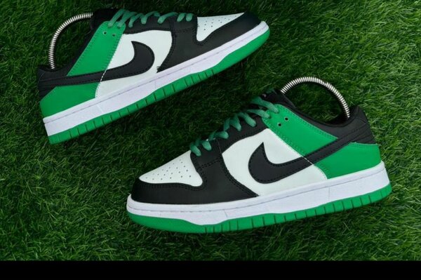 Chaussures de sport vertes et noires