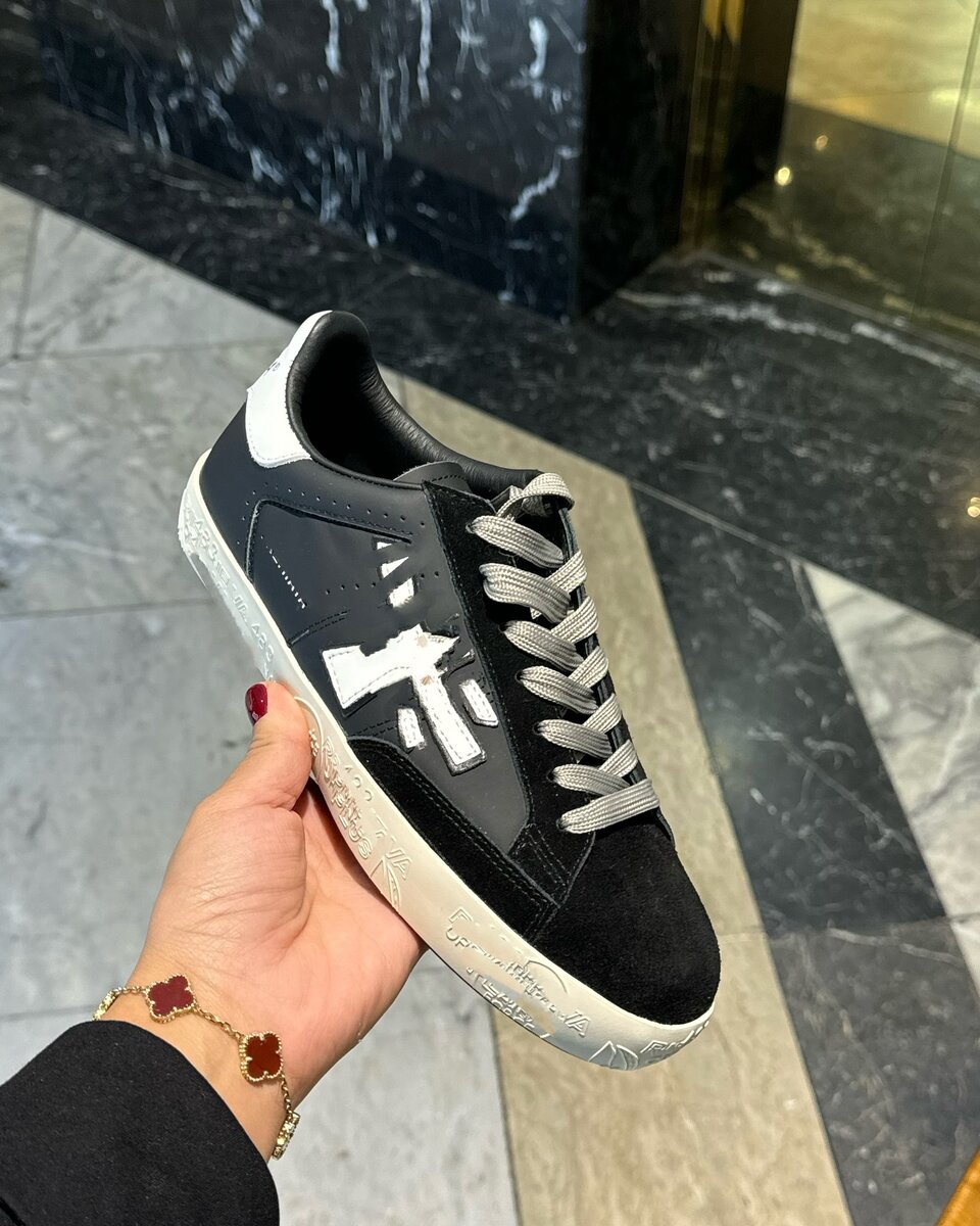 Стильные кроссовки