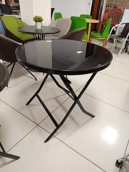 Table pliante vitrée élégante