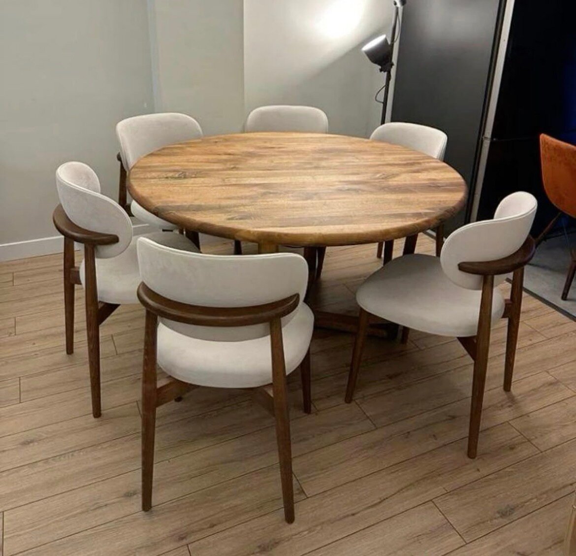 Table ronde en bois avec chaises