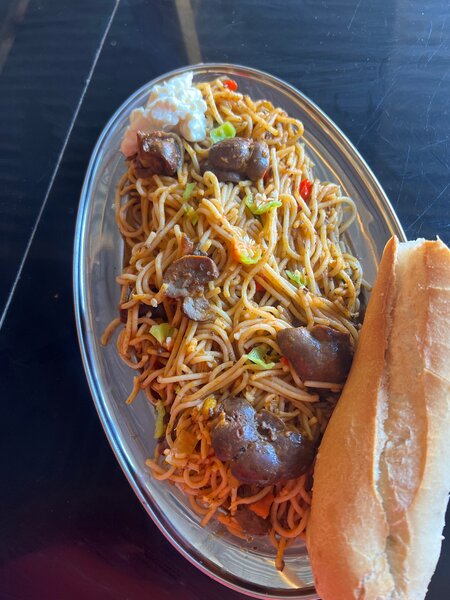 Plat de nouilles à la viande