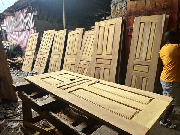 Porte en bois massif élégante