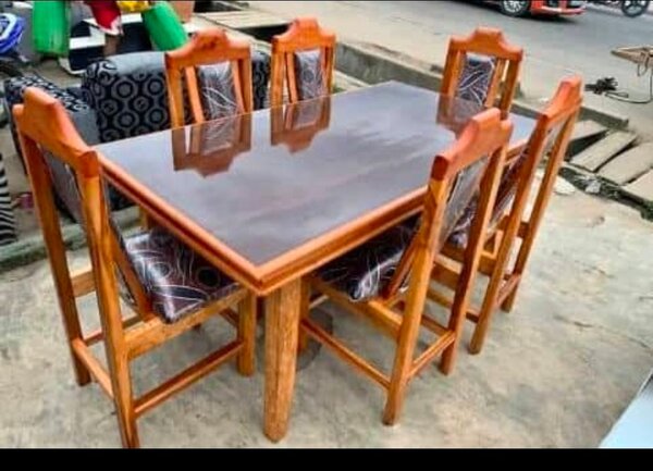 Table à manger en bois avec 6 chaises