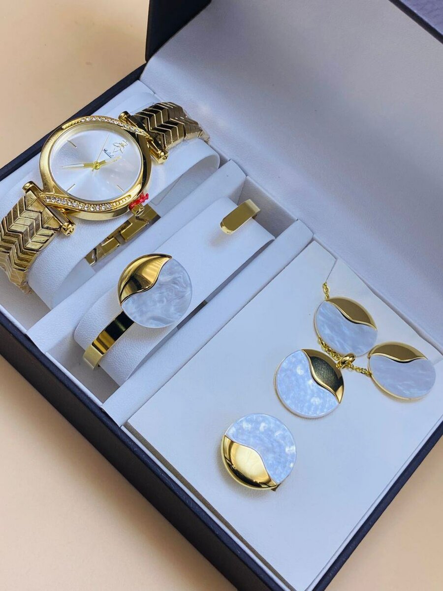 Ensemble de bijoux dorés de luxe