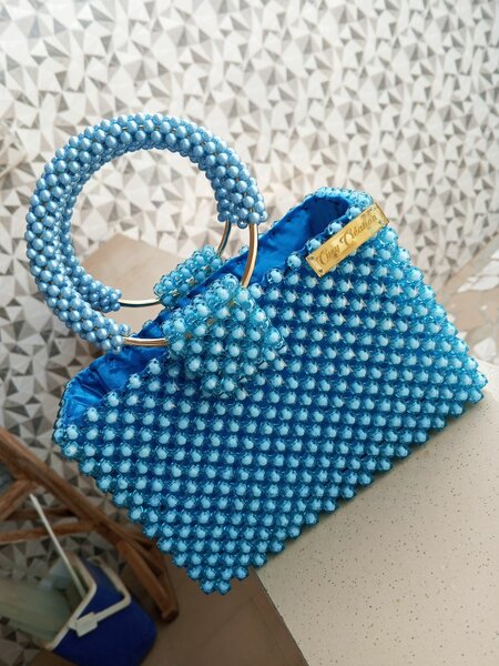 Sac à main perlé bleu chic