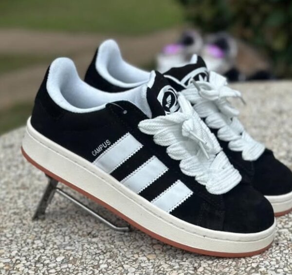 Adidas sneakers black
