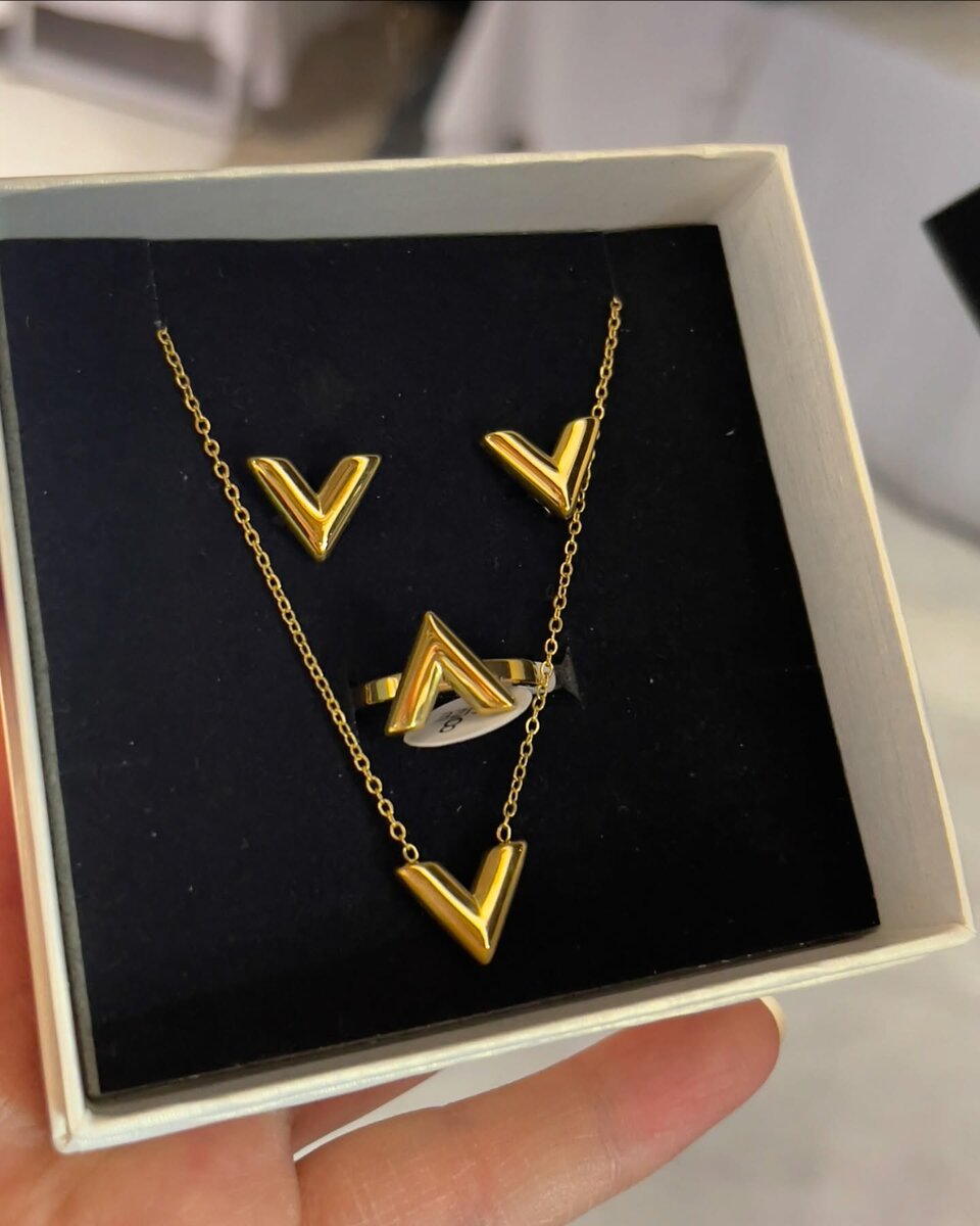 стильный набор украшений