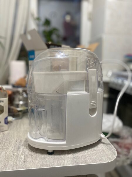 Электрическая соковыжималка Vitek б/у, в хорошем состоянии