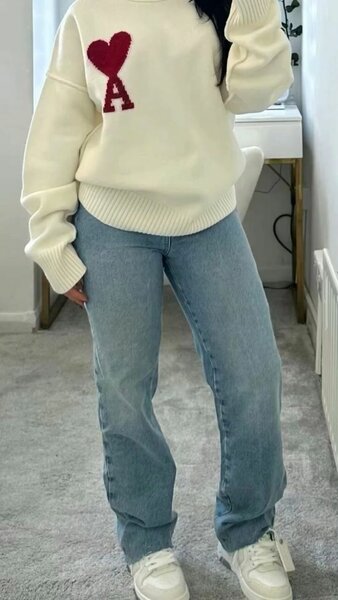 Pull en maille avec cœur rouge