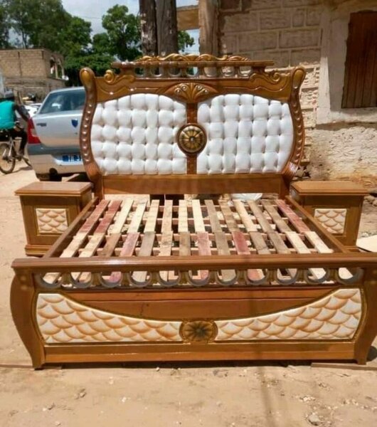 Lit en bois sculpté design élégant