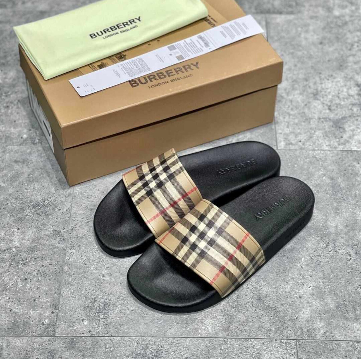 HERMÈS, GUCCI, BURBERRY, ET BIEN D´AUTRES SANDALES.