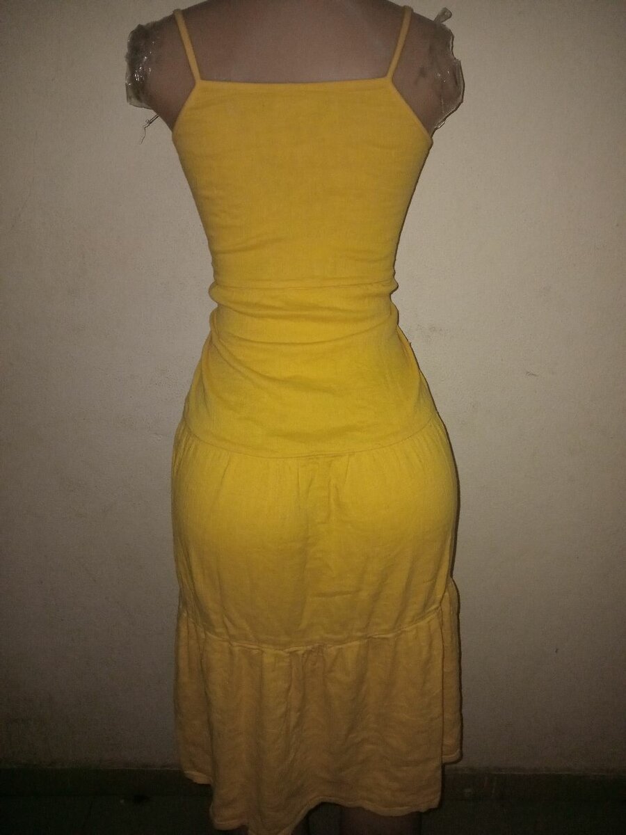 Robe jaune d'été élégante