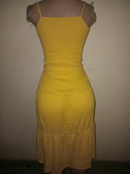 Robe jaune d'été élégante