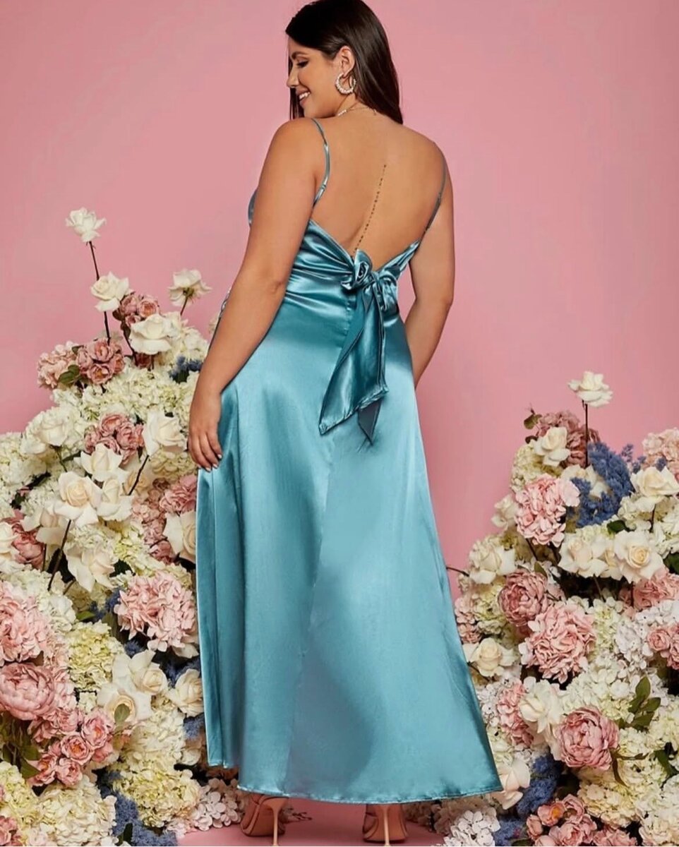 Robe satin fendue élégante