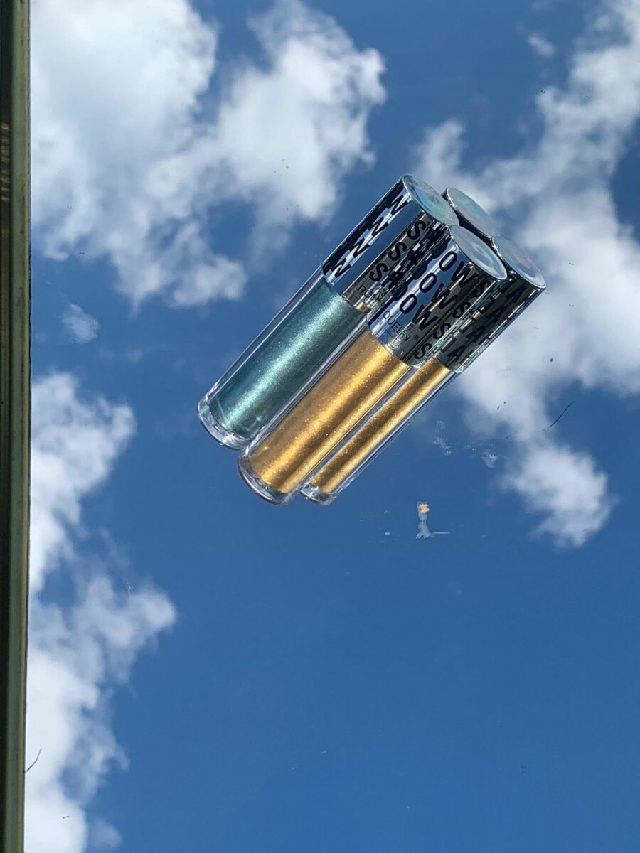 Eyeshadow and eyebrow gel