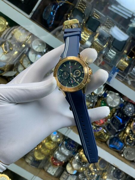 Montre sportive en or et bleu