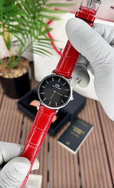 Montres Élégantes Dames DW