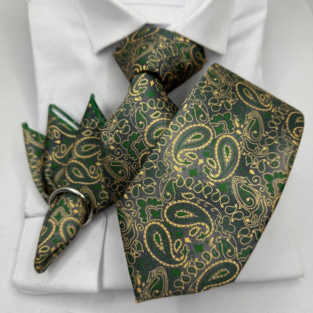 Cravate et pochette élégantes