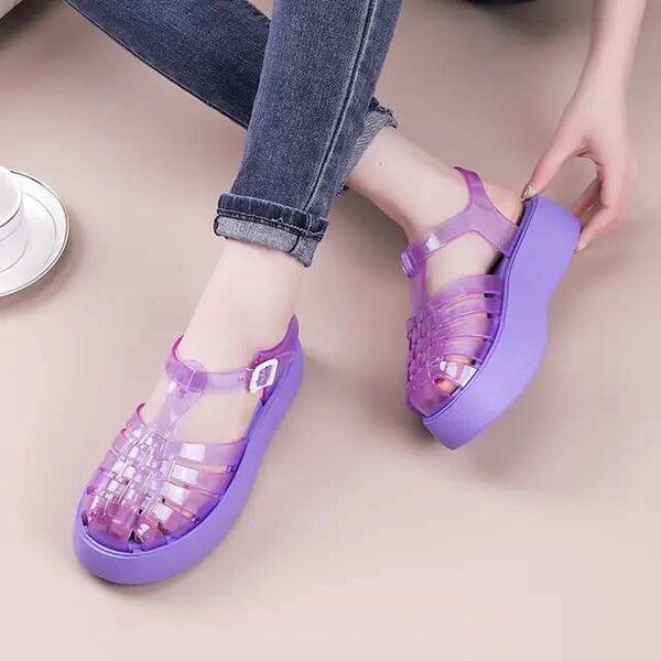 Sandales en plastique colorées